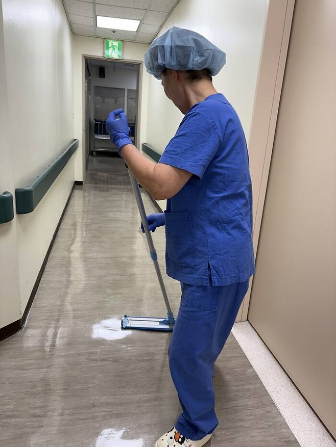 서울 이대목동병원의 ‘수술방 청소 여사’ 정경숙씨가 수술방 입구 복도를 깨끗이 닦아내고 있다. 남궁인 작가 제공