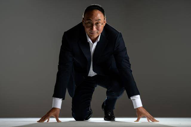 장재근 전 진천국가대표선수촌장이 3일 서울 중구 한국일보 본사 스튜디오에서 본보와 인터뷰에 앞서 사진촬영을 위해 포즈를 취하고 있다. 하상윤 기자