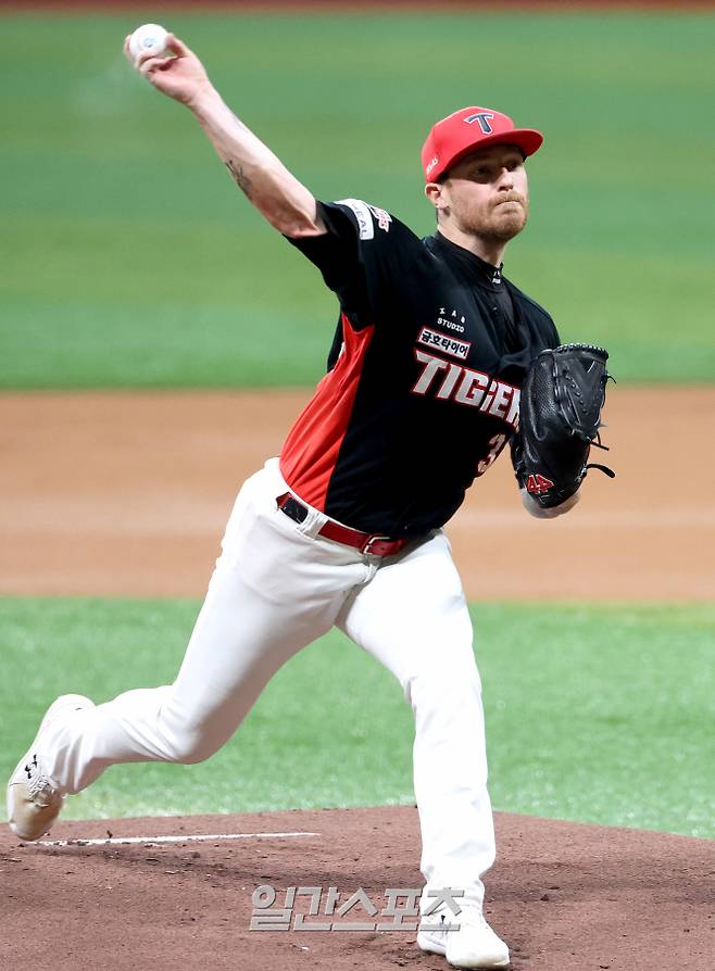 2025 KB0리그 프로야구 키움 히어로즈와 KIA 타이거즈의 경기가 25일 오후 서울 고척스카이돔에서 열렸다. KIA 선발로 등판한 올러가 피칭을 하고 있다. 고척=김민규 기자 /2025.06.25/