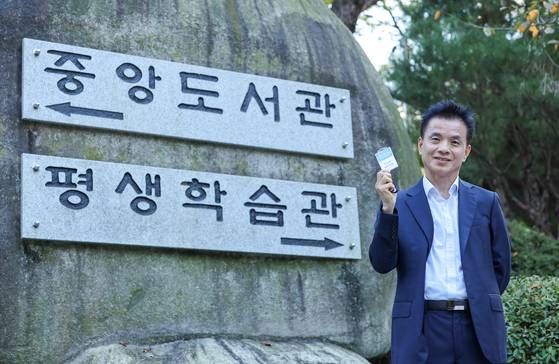 경기도 성남중앙도서관에 시니어 직원으로 취업한 임희춘 전 국민연금공단 지사장. 우상조 기자