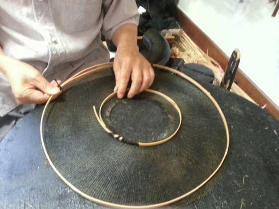 양태에 지밑과 철대의 크기 맞추기. [사진 국가유산진흥원]