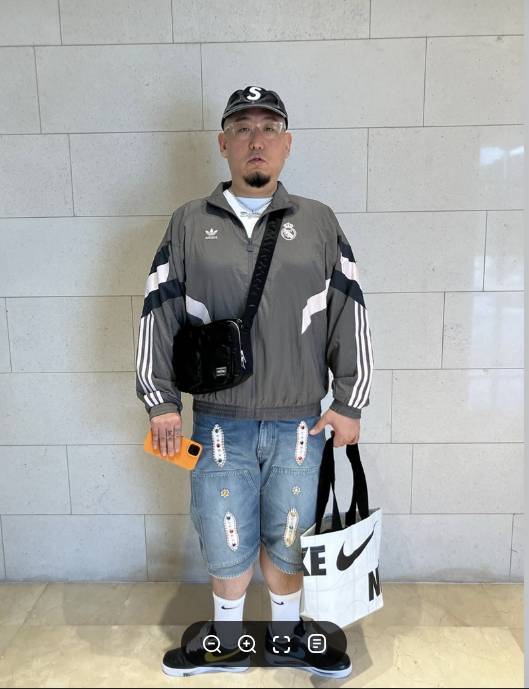 40대 래퍼 염따가 전형적인 ‘영포티’ 복장을 챙겨 입고 찍은 사진. [사진 염따 인스타그램]