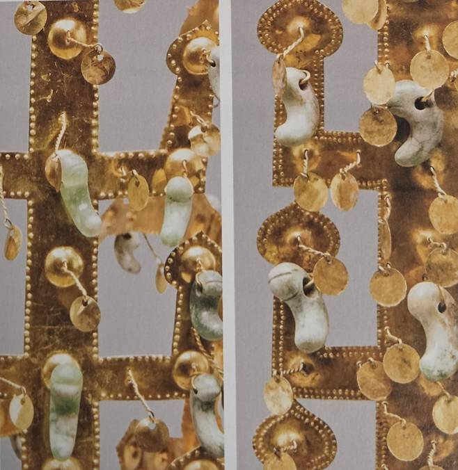 황남대총 북분 금관(왼쪽, 1062g)에서 천마총 금관(오른쪽, 1262g)으로 크기가 더 크고 무거워지면서 장식의 가장자리 원형 점 무늬가 한 줄에서 두 줄로 늘어났다. 이는 수직 강도를 높여 착용했을때 금관이 잘 설 수 있도록 한 장치다. /국립경주박물관