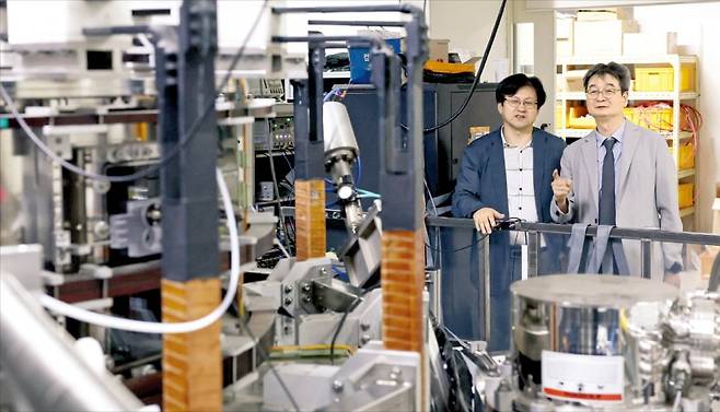 심형진 서울대 원자력미래기술정책연구소장(오른쪽)과 정경재 서울대 원자핵공학과 교수가 7일 서울대에 있는 핵융합 실험장치 ‘VEST’를 살펴보고 있다.  /문경덕 기자