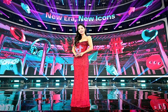 ‘틱톡 크리에이터 어워즈 2025’에서 ‘올해의 크리에이터’ 상을 수상한 에이미의 모습. 틱톡