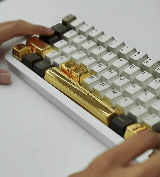 인스타360이 지급한 순금 키캡. [소후 캡처]