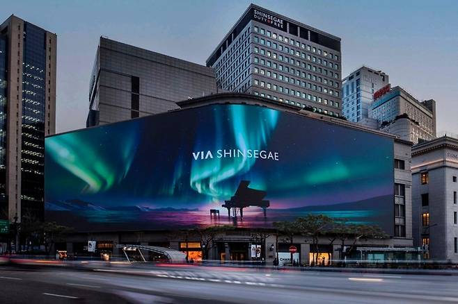 메이저여행사의 위협 존재로 떠오른 비아신세계 광고판. [사진=신세계백화점