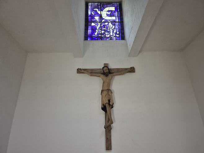 조르주 브라크의 스테인드글라스 [흰 새]가 보인다. ©김슬기