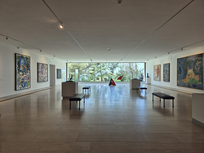 통창으로 정원의 나무들이 보이는 지하1층 상설 전시실. ©김슬기