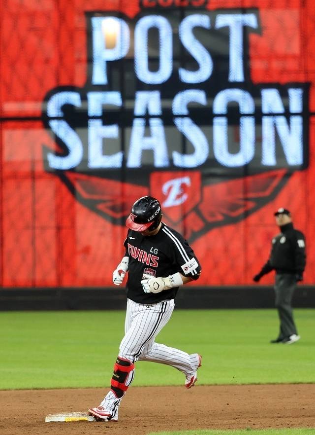 한국시리즈 4차전에서 홈런을 친 뒤 베이스를 돌고 있는 박동원. 사진=연합뉴스