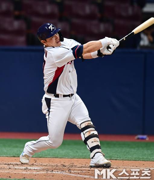 2024년 11월 6일 오후 고척스카이돔에서 2024 WBSC 프리미어12 대표팀과 상무의 연습경기가 벌어졌다. 1회말 대표팀 박동원이 2루타를 치고 있다. 이날 경기에서 대표팀 이주형과 신민재, 나승엽, 김형준, 곽빈, 김주원 등 몇몇 선수들은 실전 감각을 높이기 위해 상무팀으로 출전했다. 대표팀은 오는 15일 대만에서 일본과 B조 예선전을 갖는다. 사진=김재현 기자