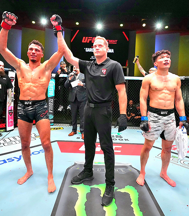 티머시 앙헬 쿠암바가 2025년 11월 미국 네바다주 엔터프라이즈 UFC on ESPN+ 121 제6경기 승리 후 기뻐하고 있다. 오른쪽은 아쉬워하는 RTU 시즌2 밴텀급 우승자 이창호. 사진=TKO