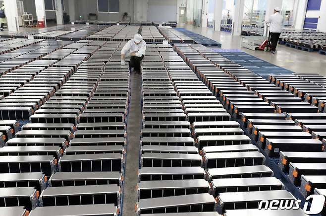 중국 난징에 있는 자동차 배터리용 리튬 제련 공장에서 직원이 제품을 살펴보고 있다 /사진=뉴스1