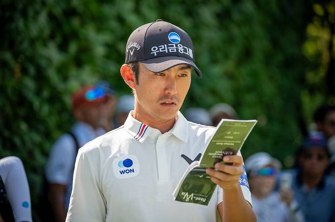 3라운드 도중 코스 공략도를 보고 있는 이수민. [사진=아시안투어]