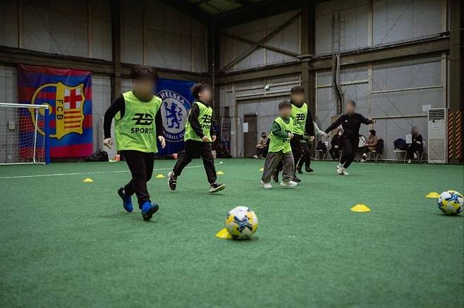 [서울=뉴시스] 박정영 수습기자= 느린 아이들이 '함성'이 진행하는 축구 교실에서 수업에 참여하고 있다. (사진=함성 제공) 2025.11.08. photo@newsis.com *재판매 및 DB 금지