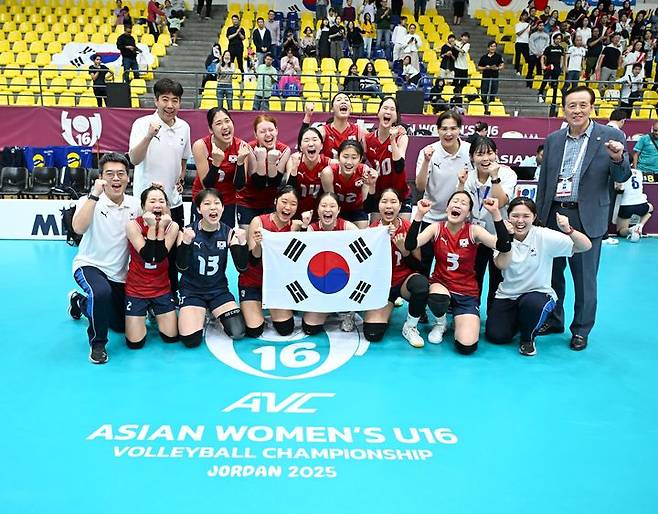 [서울=뉴시스] 한국 16세 이하(U-16) 여자배구 선수단이 8일(한국 시간) 요르단 암만의 프린스 함자 아레나에서 열린 2025 아시아 여자 U-16 배구선수권대회 준결승에서 일본에 승리한 뒤 기념사진을 찍고 있다. (사진=AVC 제공) 2025.11.08. *재판매 및 DB 금지