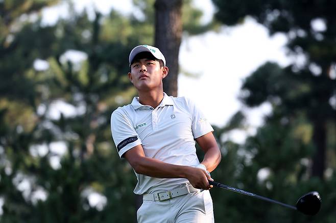 [서울=뉴시스] 1일 경기도 안산 더헤븐CC에서 열린 LX 챔피언십 2라운드 13번홀에서 장희민이 드라이버티샷 후 볼의 방향을 보고 있다. (사진=KPGA 제공) 2023.09.01. photo@newsis.com *재판매 및 DB 금지