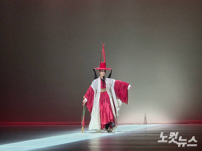 무당춤을 재해석한 '미메시스' 7장 '불의 즉흥'의 한 장면. 곽인숙 기자