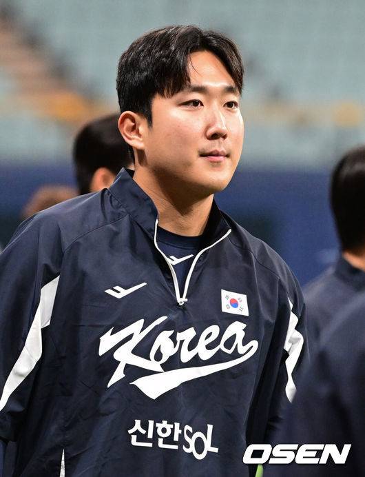 [OSEN=고척, 조은정 기자]류지현 감독이 이끄는 야구 대표팀이 7일 고척스카이돔에서 훈련을 진행했다.대표팀은 오는&nbsp;8일과 9일&nbsp;고척스카이돔에서 열리는 2025 K-베이스볼 시리즈 체코 대표팀과의 2경기를 시작으로&nbsp;15일과 16일 양일에 걸쳐 도쿄돔에서 일본 대표팀과 2경기를 치른다.&nbsp;야구 대표팀 손주영이 훈련을 나서고 있다. 2025.11.07 /cej@osen.co.kr