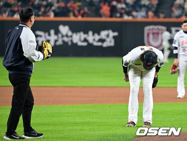 [OSEN=대전, 이대선 기자] 29일 대전 한화생명볼파크에서 2025 신한 SOL Bank KBO리그 포스트시즌 한국시리즈 3차전 한화 이글스와 LG 트윈스의 경기가 열렸다.이날 경기에 한화는 폰세를, LG는 손주영을 선발투수로 내세웠다. 경기에 앞서 한화 선발 폰세가 시구자로 나선 구대성에게 허리 숙여 인사하고 있다. 2025.10.29 /sunday@osen.co.kr