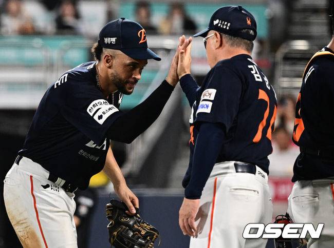 [OSEN=수원, 조은정 기자] 한화 리베라토가 김경문 감독과 승리 하이파이브를 하고 있다.  2025.07.20 /cej@osen.co.kr