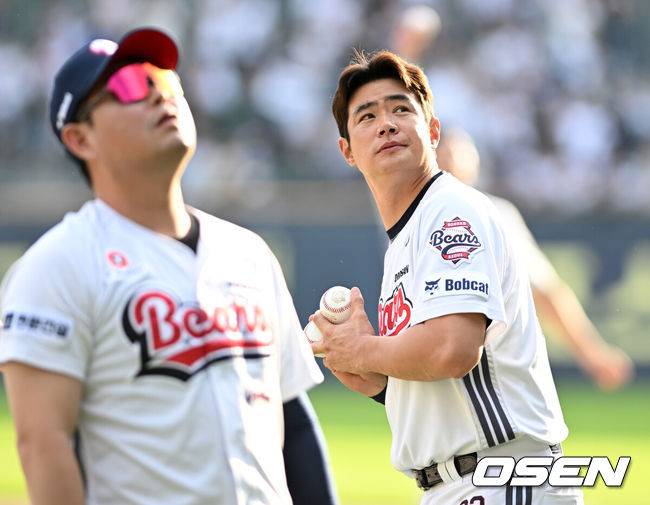 [OSEN=잠실, 이대선 기자] 두산 김재환이 1000만 관중 달성을 기념해 관중석을 향해 기념구를 던져주고 있다. 2025.09.27 /sunday@osen.co.kr