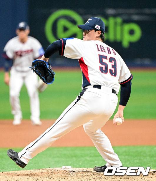 [OSEN=고척, 조은정 기자]8일 서울 구로구 고척스카이돔에서 ‘2025 NAVER K-BASEBALL SERIES’ 대한민국 야구 대표팀과 체코 야구 대표팀의 경기가 열렸다.한국은&nbsp;8일과 9일 2025 K-베이스볼 시리즈 체코 대표팀과의 2경기를 시작으로&nbsp;15일과 16일 양일에 걸쳐 도쿄돔에서 일본 대표팀과 2경기를 치른다.&nbsp;6회초 한국 이호성이 역투하고 있다. 2025.11.08 /cej@osen.co.kr