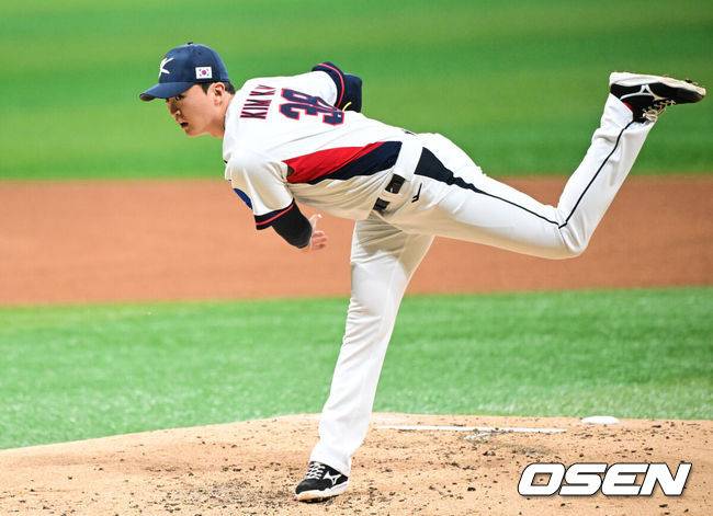 [OSEN=고척, 조은정 기자]8일 서울 구로구 고척스카이돔에서 ‘2025 NAVER K-BASEBALL SERIES’ 대한민국 야구 대표팀과 체코 야구 대표팀의 경기가 열렸다.한국은&nbsp;8일과 9일 2025 K-베이스볼 시리즈 체코 대표팀과의 2경기를 시작으로&nbsp;15일과 16일 양일에 걸쳐 도쿄돔에서 일본 대표팀과 2경기를 치른다.&nbsp;3회초 한국 김건우가 역투하고 있다. 2025.11.08 /cej@osen.co.kr