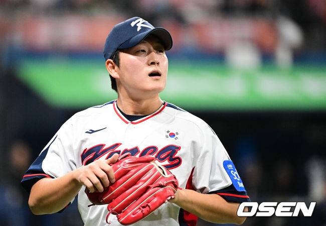 [OSEN=고척, 조은정 기자]8일 서울 구로구 고척스카이돔에서 ‘2025 NAVER K-BASEBALL SERIES’ 대한민국 야구 대표팀과 체코 야구 대표팀의 경기가 열렸다.한국은 8일과 9일 2025 K-베이스볼 시리즈 체코 대표팀과의 2경기를 시작으로 15일과 16일 양일에 걸쳐 도쿄돔에서 일본 대표팀과 2경기를 치른다. 8회초 이닝을 마친 한국 김택연이 더그아웃으로 향하고 있다. 2025.11.08 /cej@osen.co.kr