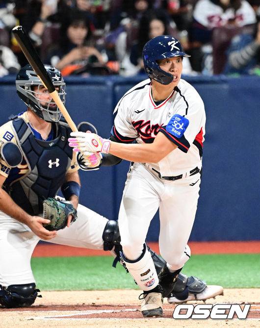 [OSEN=고척, 조은정 기자]8일 서울 구로구 고척스카이돔에서 ‘2025 NAVER K-BASEBALL SERIES’ 대한민국 야구 대표팀과 체코 야구 대표팀의 경기가 열렸다.한국은 8일과 9일 2025 K-베이스볼 시리즈 체코 대표팀과의 2경기를 시작으로 15일과 16일 양일에 걸쳐 도쿄돔에서 일본 대표팀과 2경기를 치른다. 1회말 1사 3루 한국 송성문이 선제 적시타를 날리고 있다. 2025.11.08 /cej@osen.co.kr