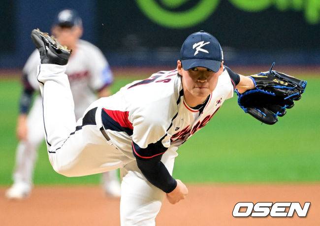 [OSEN=고척, 조은정 기자]8일 서울 구로구 고척스카이돔에서 ‘2025 NAVER K-BASEBALL SERIES’ 대한민국 야구 대표팀과 체코 야구 대표팀의 경기가 열렸다.한국은 8일과 9일 2025 K-베이스볼 시리즈 체코 대표팀과의 2경기를 시작으로 15일과 16일 양일에 걸쳐 도쿄돔에서 일본 대표팀과 2경기를 치른다. 6회초 한국 이호성이 역투하고 있다. 2025.11.08 /cej@osen.co.kr