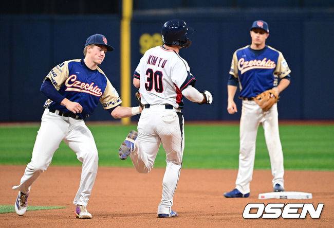 [OSEN=고척, 조은정 기자]8일 서울 구로구 고척스카이돔에서 ‘2025 NAVER K-BASEBALL SERIES’ 대한민국 야구 대표팀과 체코 야구 대표팀의 경기가 열렸다.한국은 8일과 9일 2025 K-베이스볼 시리즈 체코 대표팀과의 2경기를 시작으로 15일과 16일 양일에 걸쳐 도쿄돔에서 일본 대표팀과 2경기를 치른다. 6회말 1사 1루에서 한국 김영웅이 체코 투수의 보크로 2루를 밟고 있다. 2025.11.08 /cej@osen.co.kr