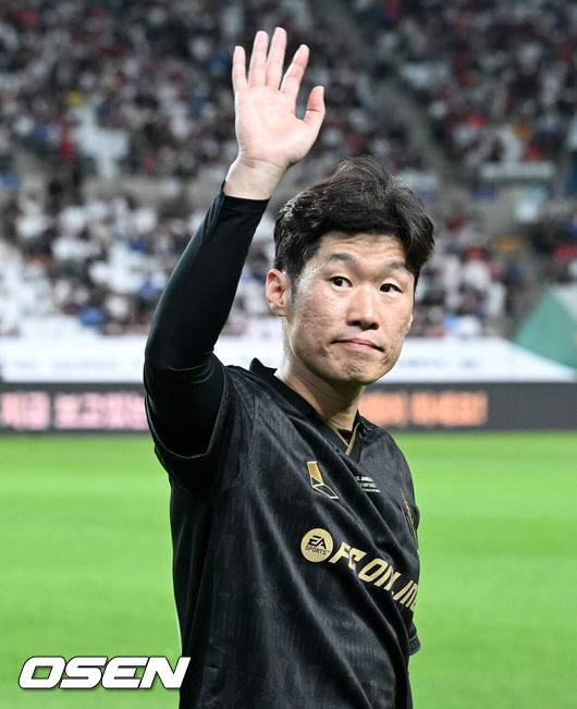 [OSEN=서울월드컵경기장, 이대선 기자] 14일 오후 서울월드컵경기장에서 '2025 아이콘매치: 창의 귀환, 반격의 시작’ 경기가 열렸다.2025 아이콘매치는 넥슨 축구 게임 ‘FC 온라인’과 ‘FC 모바일’의 전설적 은퇴 선수들이 한국 경기장에서 펼치는 특별 경기다. 올해는 베일, 제라드, 카시야스가 새롭게 합류하고 아르센 벵거와 라파엘 베니테스 감독이 지략 대결을 펼친다.경기에 앞서 박지성이 관중석을 향해 인사를 하고 있다. 2025.09.14 /sunday@osen.co.kr