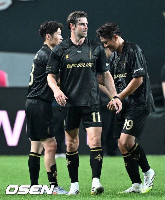 [OSEN=서울월드컵경기장, 이대선 기자] 이번에도 방패가 창을 부러뜨렸다. 2025년에도 아이콘 매치의 승자는 실드 유나이티드(수비수팀)가 됐다.실드 유나이티드는 14일 오후 7시 30분 서울월드컵기장에서 열린 '2025 아이콘 매치: 창의 귀환, 반격의 시작'에서 맞붙고 있다.'FC 스피어(공격수팀)'에 2-1 역전승을 거뒀다. 지난해 4-1 승리에 이어 이번에도 승자가 됐다.경기 종료 후 스피어 박지성이 구자철과 인사를 나누고 있다. 2025.09.14 /sunday@osen.co.kr