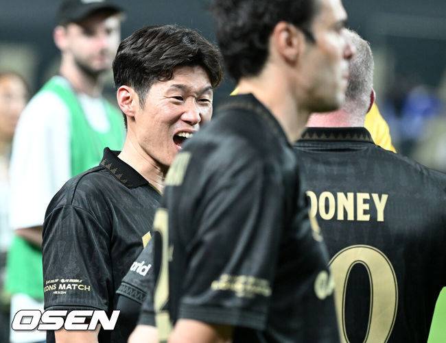 [OSEN=서울월드컵경기장, 이대선 기자] 이번에도 방패가 창을 부러뜨렸다. 2025년에도 아이콘 매치의 승자는 실드 유나이티드(수비수팀)가 됐다.실드 유나이티드는 14일 오후 7시 30분 서울월드컵기장에서 열린 '2025 아이콘 매치: 창의 귀환, 반격의 시작'에서 맞붙고 있다.'FC 스피어(공격수팀)'에 2-1 역전승을 거뒀다. 지난해 4-1 승리에 이어 이번에도 승자가 됐다.경기 종료 후 박지성이 루니와 이야기를 나누고 있다. 2025.09.14 /sunday@osen.co.kr