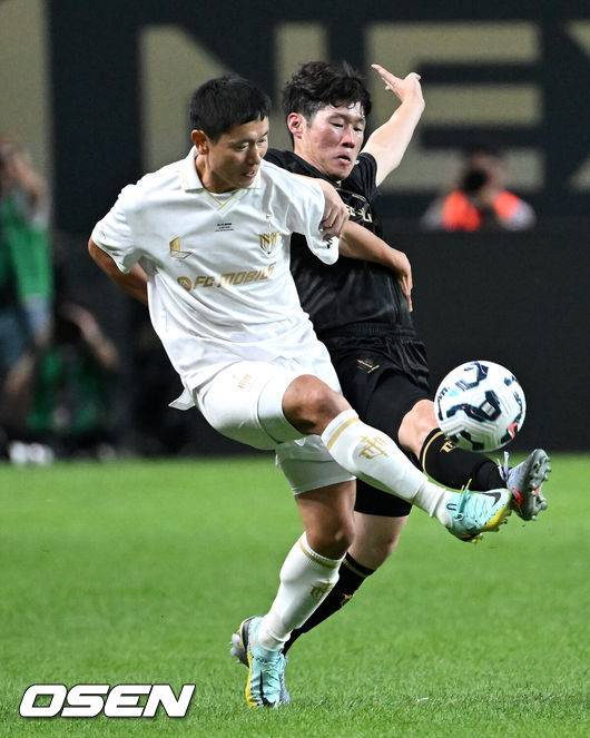 [OSEN=서울월드컵경기장, 이대선 기자] 14일 오후 서울월드컵경기장에서 '2025 아이콘매치: 창의 귀환, 반격의 시작’ 경기가 열렸다.2025 아이콘매치는 넥슨 축구 게임 ‘FC 온라인’과 ‘FC 모바일’의 전설적 은퇴 선수들이 한국 경기장에서 펼치는 특별 경기다. 올해는 베일, 제라드, 카시야스가 새롭게 합류하고 아르센 벵거와 라파엘 베니테스 감독이 지략 대결을 펼친다.전반 스피어 박지성과 실드 이영표가 볼다툼을 하고 있다. 2025.09.14 /sunday@osen.co.kr