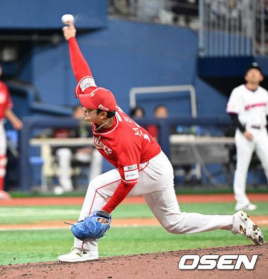 [OSEN=고척, 이대선 기자] 8회말 무사에서 SSG 서진용이 역투하고 있다. 2025.03.30 /sunday@osen.co.kr