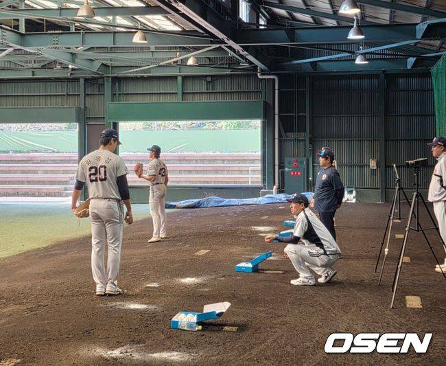 [OSEN=미야자키(일본), 이후광 기자] 정재훈 투수코치가 김유성을 1대1 지도하고 있다 / backlight@osen.co.kr