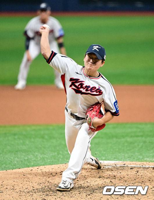 [OSEN=고척, 조은정 기자]8일 서울 구로구 고척스카이돔에서 ‘2025 NAVER K-BASEBALL SERIES’ 대한민국 야구 대표팀과 체코 야구 대표팀의 경기가 열렸다.한국은&nbsp;8일과 9일 2025 K-베이스볼 시리즈 체코 대표팀과의 2경기를 시작으로&nbsp;15일과 16일 양일에 걸쳐 도쿄돔에서 일본 대표팀과 2경기를 치른다.&nbsp;8회초 한국 김택연이 역투하고 있다. 2025.11.08 /cej@osen.co.kr