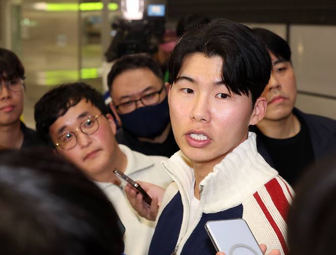 미국 메이저리그 월드시리즈 챔피언 LA 다저스의 김혜성이 지난 6일 오후 인천국제공항을 통해 귀국하며 취재진의 질문에 답하고 있다.&nbsp;인천공항=뉴시스