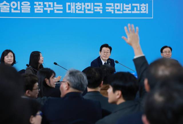 7일 대전 유성구 국립중앙과학관에서 열린 ‘다시 과학기술인을 꿈꾸는 대한민국 국민보고회’에서 한 참석자가 이재명 대통령에게 발언권을 요청하고 있다. 연합뉴스