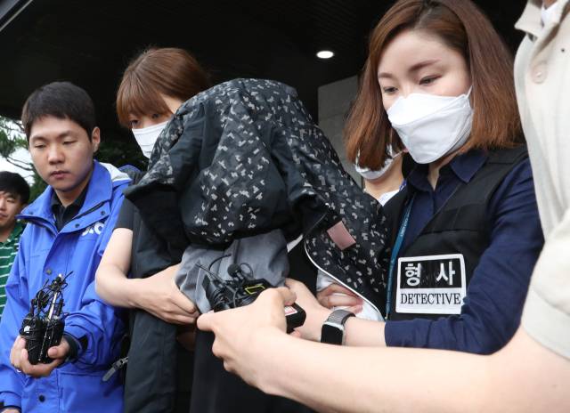 영아 2명을 살해하고 냉장고에 시신을 유기한 친모 A씨가 검찰로 송치되고 있다. 뉴스1