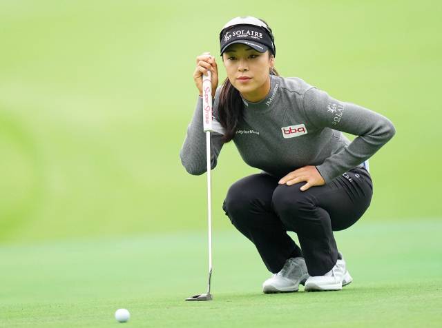 그린 경사를 읽고 있는 윤이나. 사진 제공=BMW 레이디스 챔피언십 조직위