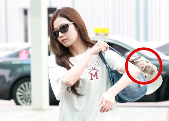 트와이스 사나 가방에 달린 라부부 키링. 뉴스1