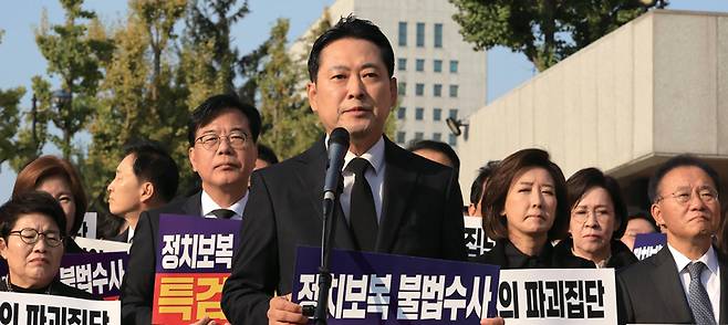 장동혁 국민의힘 대표가 10월30일 서울 서초구 서울고검에 마련된 조은석 내란특별검사팀 사무실 인근에서 열린 긴급 현장 의원총회에서 발언하고 있다. ⓒ연합뉴스