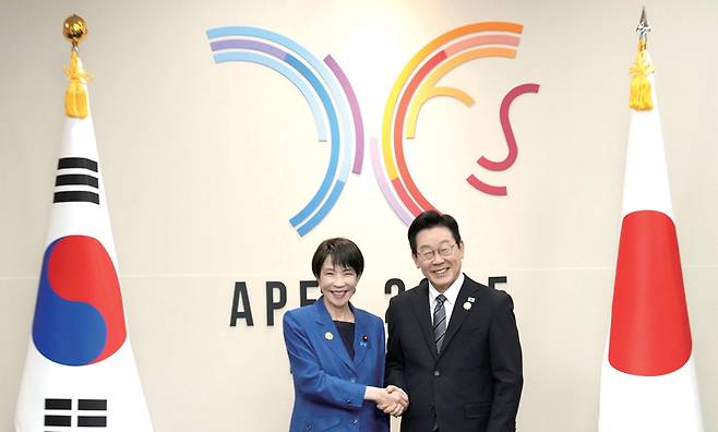 다카이치 사나에 일본 총리가 10월30일 경주에서 열린 회담에 앞서 이재명 대통령과 악수하고 있다. ⓒKyodo 연합