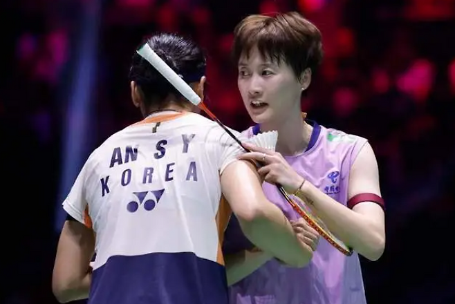 ▲ 안세영의 올해 기록은 설명할 필요도 없을 만큼 압도적이다. 최고 등급인 레벨 1000 대회(말레이시아, 전영, 인도네시아 오픈)만 세 차례 우승했고, 레벨 750 대회(인도, 일본, 중국, 덴마크, 프랑스 오픈)에서도 다섯 번 트로피를 들었다. 여기에 슈퍼 300급 오를레앙 마스터스까지 우승했다. ⓒ BWF