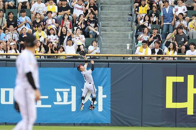 ▲ 8월 5일 두산전에서 김재환의 홈런성 타구를 환상적인 수비로 건져내고 있는 박해민 ⓒLG트윈스