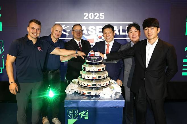 ▲ KBO가 체코와 평가전을 앞두고 리셉션을 개최했다. 왼쪽부터 마르틴 무지크, 파벨 차딤 감독, 이반 얀차렉 주한 체코 대사, KBO 허구연 총재, 류지현 감독, 주장 박해민. ⓒ KBO