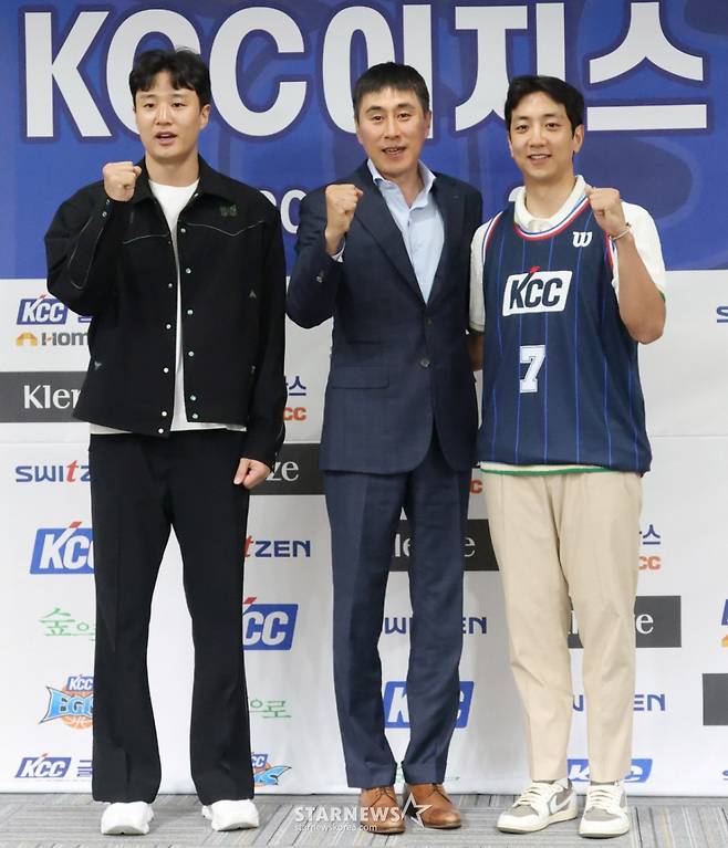 지난 5월 부산 KCC이지스 자유계약선수(FA) 허훈 입단 기자회견 당시 허훈(오른쪽부터)과 이상민 감독, 허웅. /사진=김진경 대기자